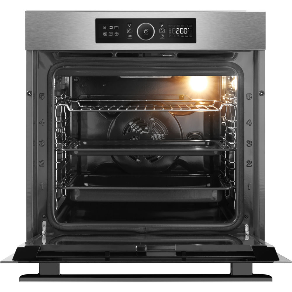 Een open roestvrijstalen oven met rekken, een lamp aan en een digitaal display bovenaan.