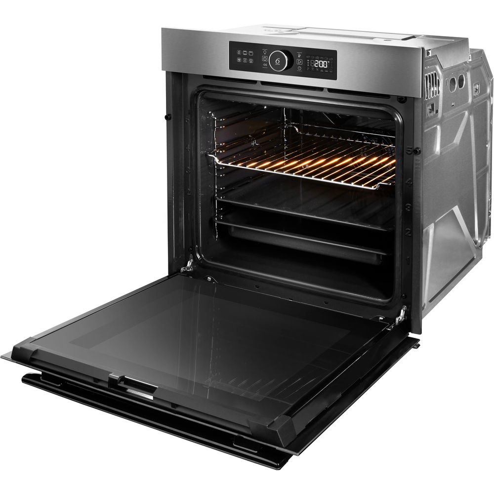 Roestvrijstalen oven met open deur, die het interieur laat zien.