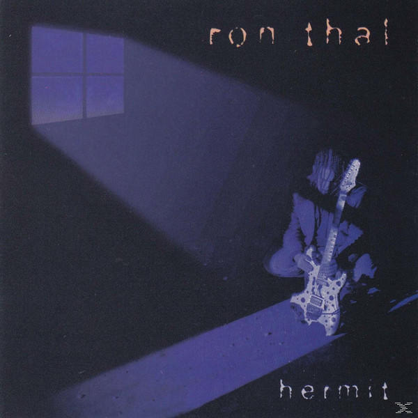 Ein Mann mit Gitarre sitzt in einem dunklen Raum, beleuchtet durch das Licht eines Fensters, Albumcover.