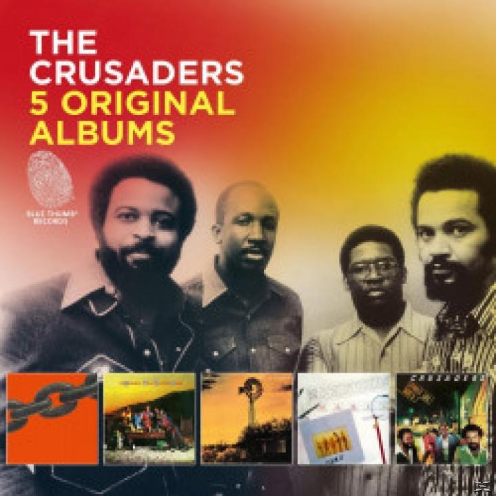 The Crusaders Albumcover. 5 Original Alben werden gezeigt. Vier Männer sind auf einem Foto über den Albumcovern.