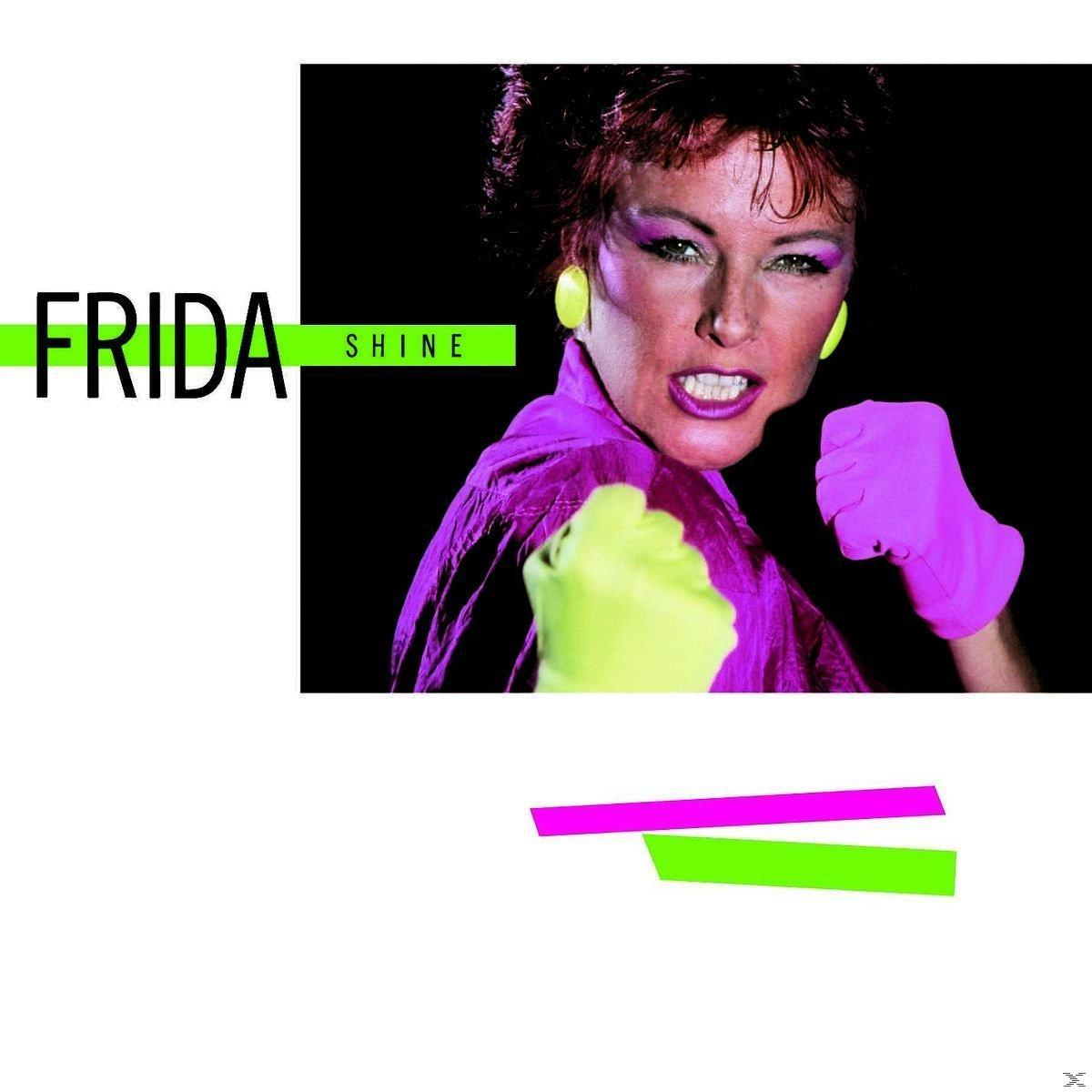 Albumcover-Kunst, Frau mit Make-up, rosa Handschuhe, gelbe Ohrringe und ein grüner Titel.