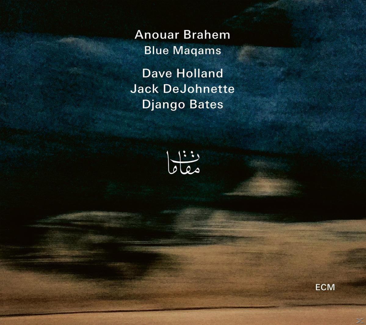 Albumcover: Dunkelblauer Himmel, weißer Text, arabische Schrift und Künstlernamen. Der Titel ist 'Blue Maqams'.