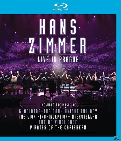 Hans Zimmer "Live in Prague" Albumcover. Menschen heben Hände, Bühnenaufbau.