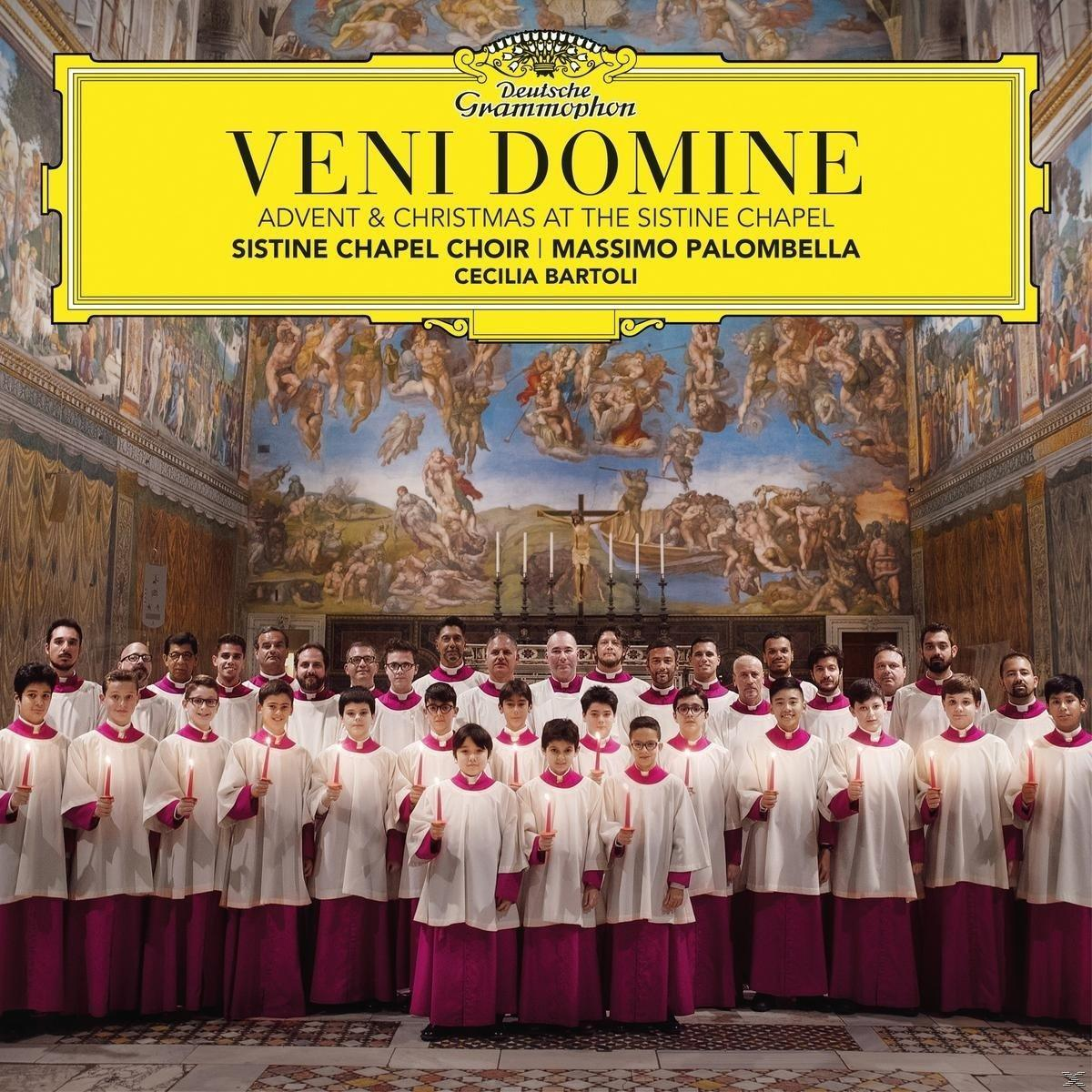 Albumcover von Veni Domine. Chor mit Kerzen in einer Kirche, verzierte Decke und Wandkunst.