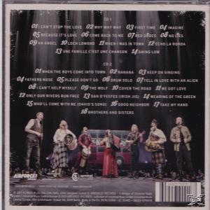 Rückseite einer CD mit einer Band auf einer Bühne mit einem roten Bus. Songtitel sind aufgelistet.