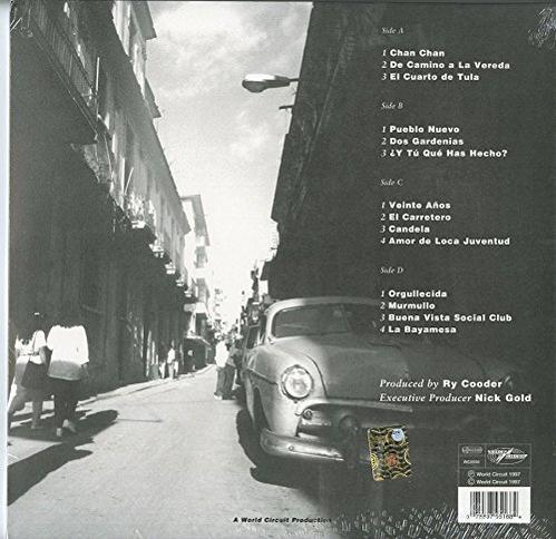 Dos d'un album présentant une scène de rue en noir et blanc avec une voiture classique.