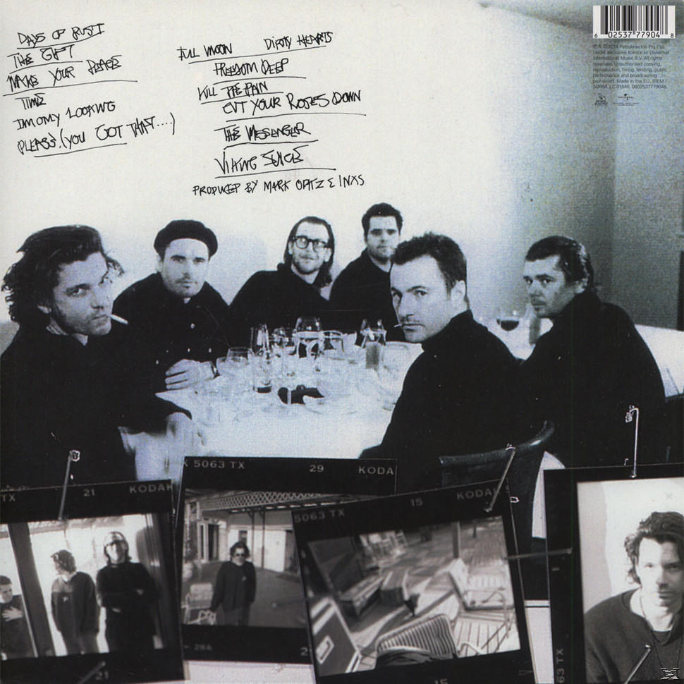 Album-Rückseite mit Trackliste und einer Gruppe von Männern am Tisch mit Fotos.