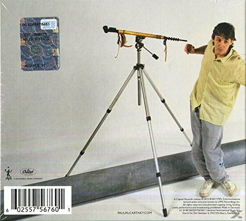 Paul McCartney, hält ein Stativ, eine silberne Stange und das Albumcover.