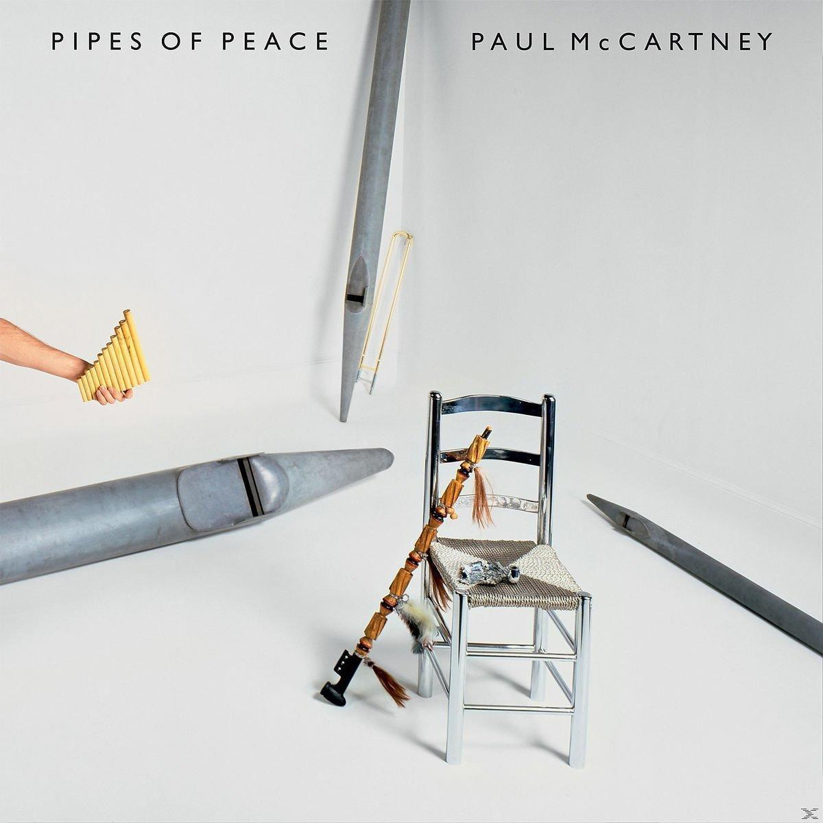 Albumcover mit Musikinstrumenten und einem Mann, der eine Flöte hält, mit dem Text 'PIPES OF PEACE, Paul McCartney'.