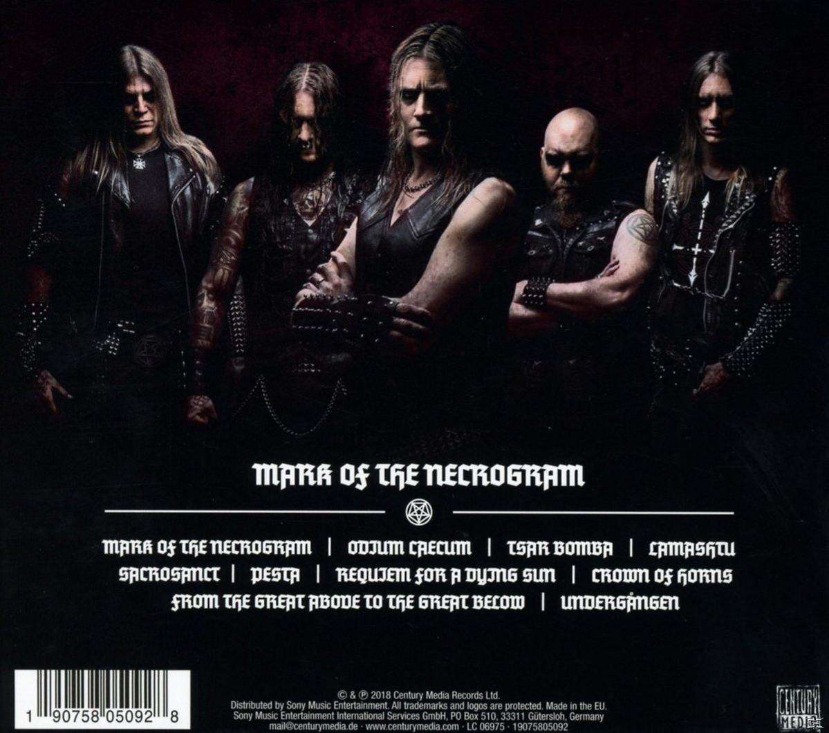 Bandmitglieder posieren. Text: Mark of the Necrogram, Album-Trackliste und Labelinformationen auf schwarzem Hintergrund.