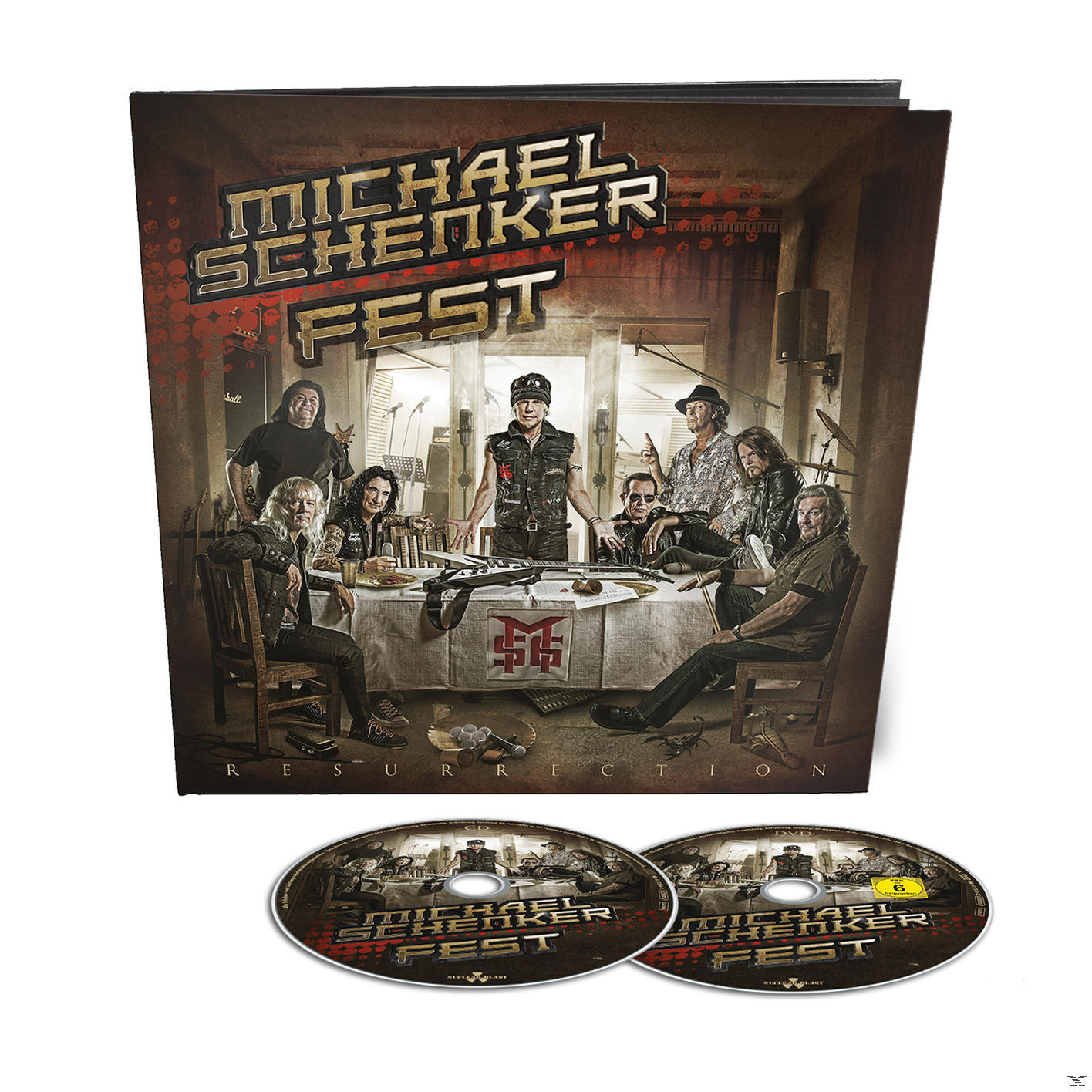 Ein Michael Schenker Fest Albumcover mit Bandmitgliedern, die um einen Tisch sitzen, mit zwei CDs darunter.