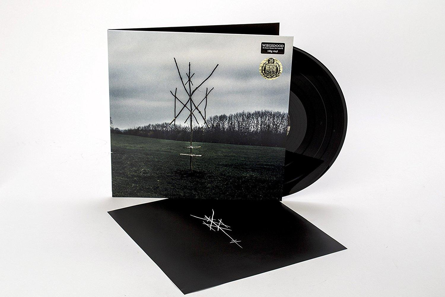 Eine LP-Schallplatte mit Cover, das eine baumartige Struktur auf einem Feld zeigt.