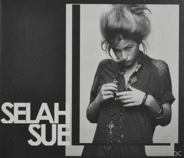 Schwarz-Weiß-Foto: Frau mit hochgestylten Haaren, Hände halten Schmuck, SELAH SUE-Text.