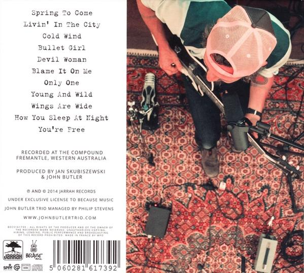 CD-Rückseite mit Titelliste, Künstler und Gitarre spielender Person.