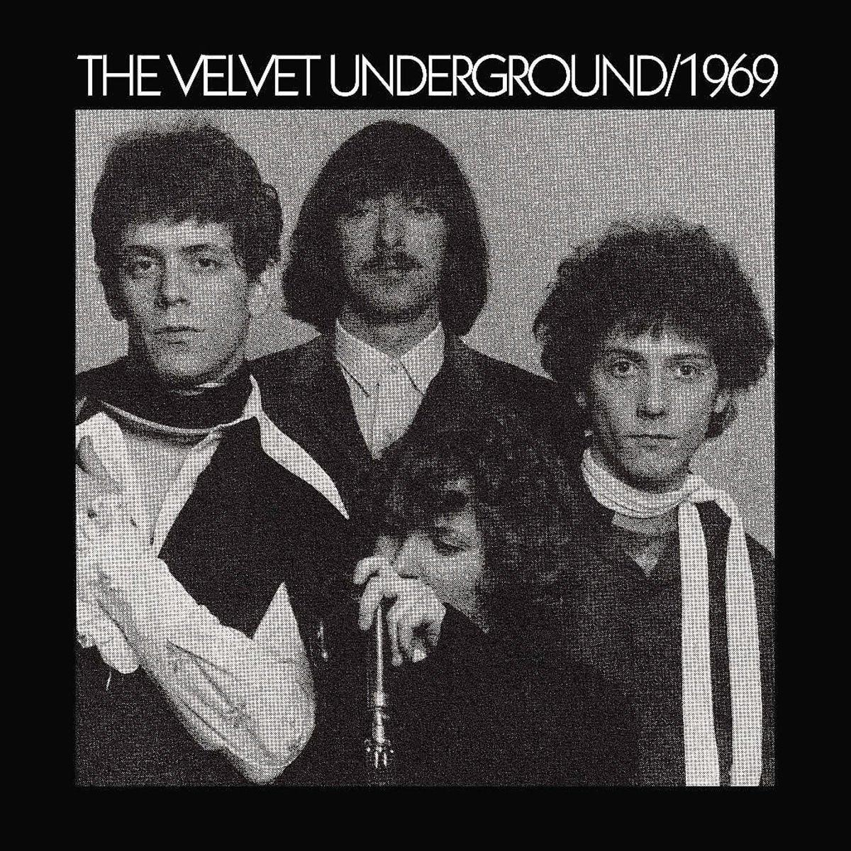 Schwarz-Weiß-Foto der Bandmitglieder von The Velvet Underground. Vier Personen vor schwarzem Hintergrund.