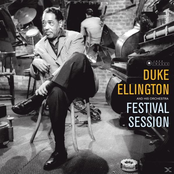 Duke Ellington egy széken ül, háttérben egy zenekar, egy lemezborítón.