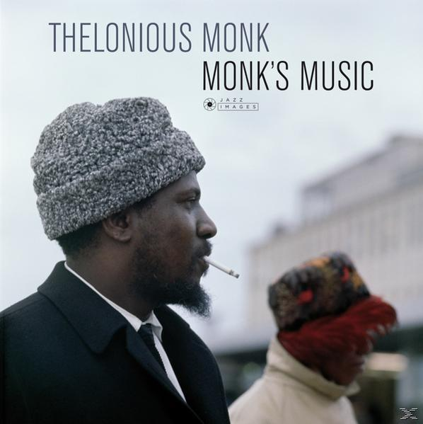 Thelonious Monk profilból cigarettázik, egy másik személy a háttérben.