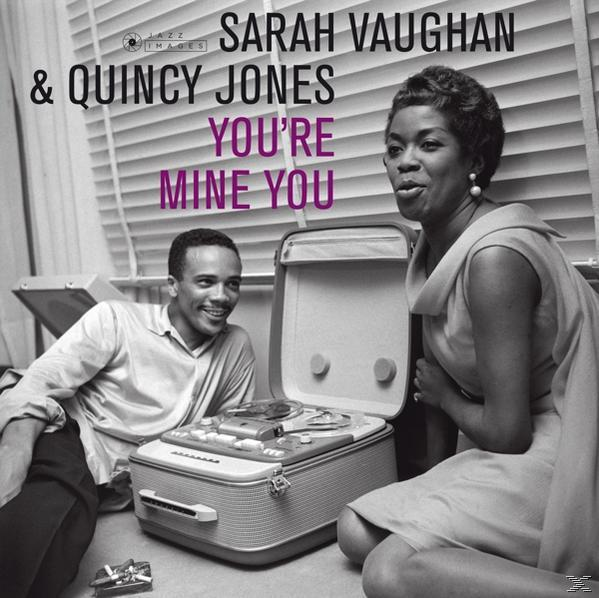 Sarah Vaughan és Quincy Jones. Ülnek, egy lemezjátszóra néznek. A háttér egy ablak.