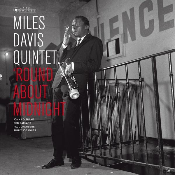 Album borító: Miles Davis Quintet, 'Round About Midnight' címmel. Férfi cigarettázik, trombitát tart.