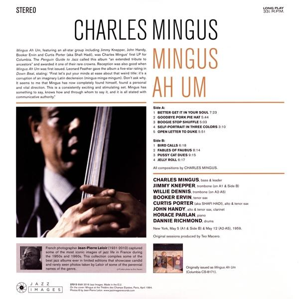 Charles Mingus „Mingus Ah Um” című albumának borítója. Charles Mingus fotója és a számcímek láthatók.