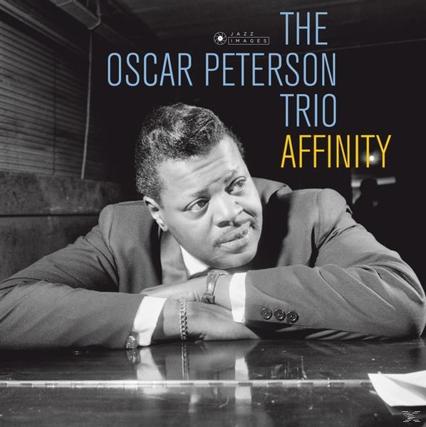 A The Oscar Peterson Trio album borítója, Oscar Petersonnal a zongoránál, fekete-fehérben.