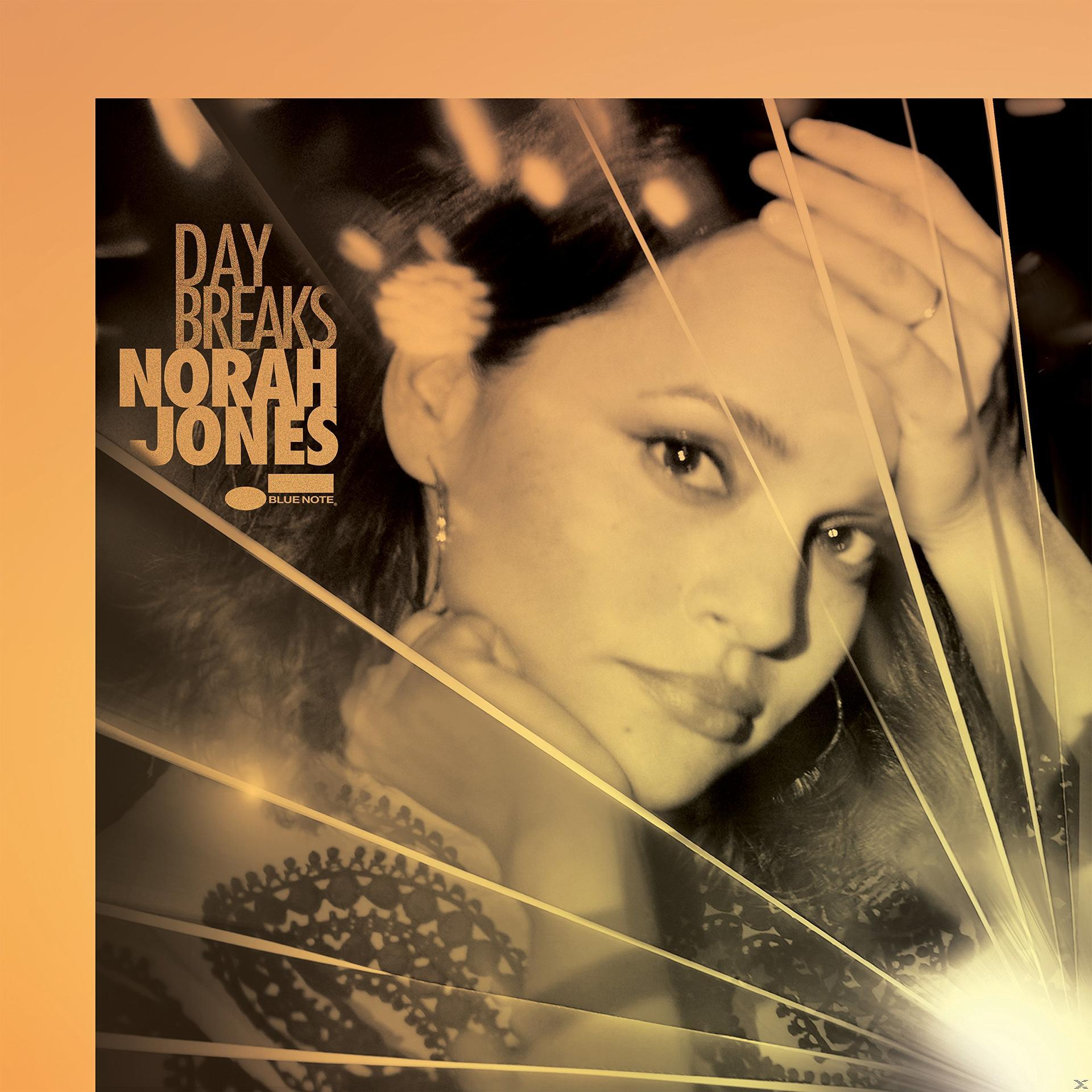 Album borító. Egy nő szépia tónusokban. Az album neve: 'Day Breaks', Norah Jones-tól, napkitörés hatással.
