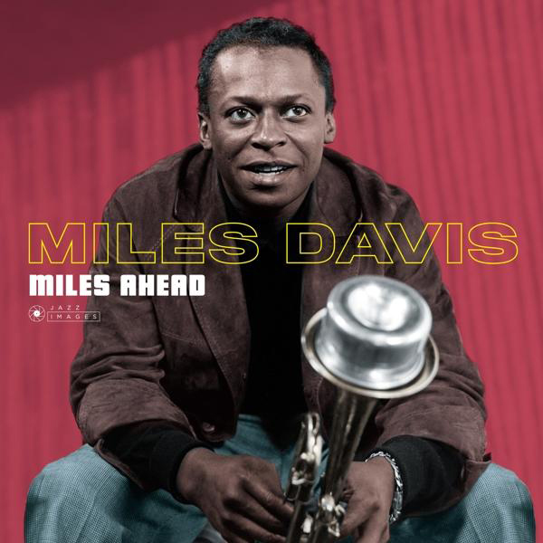 Miles Davis Albumcover. Mann in brauner Jacke, hält eine Trompete. Roter Hintergrund.