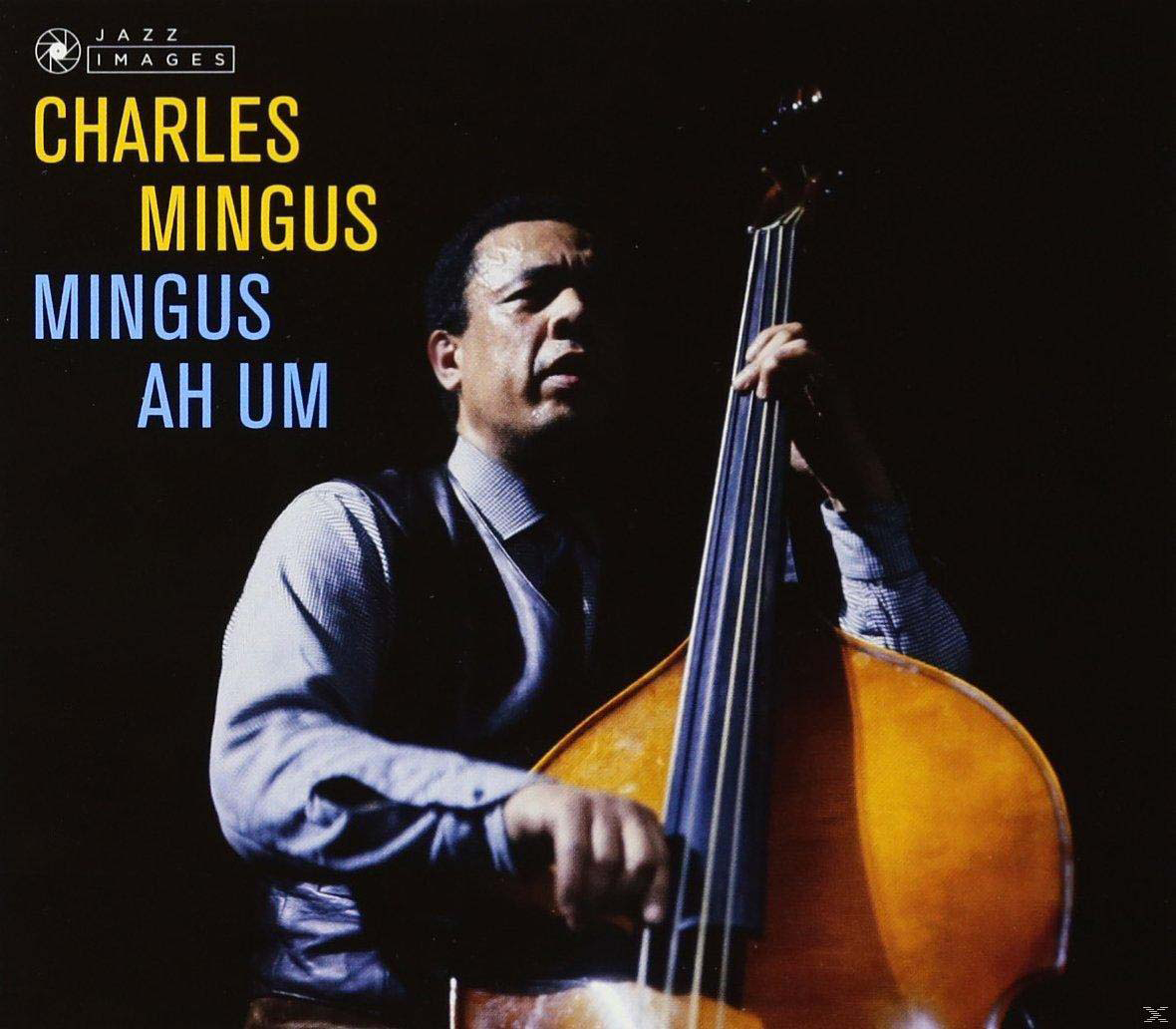 Charles Mingus mit seinem Bass, spielt. Das Albumcover sagt 'Mingus Ah Um'. Schwarz-Weiß-Bild.