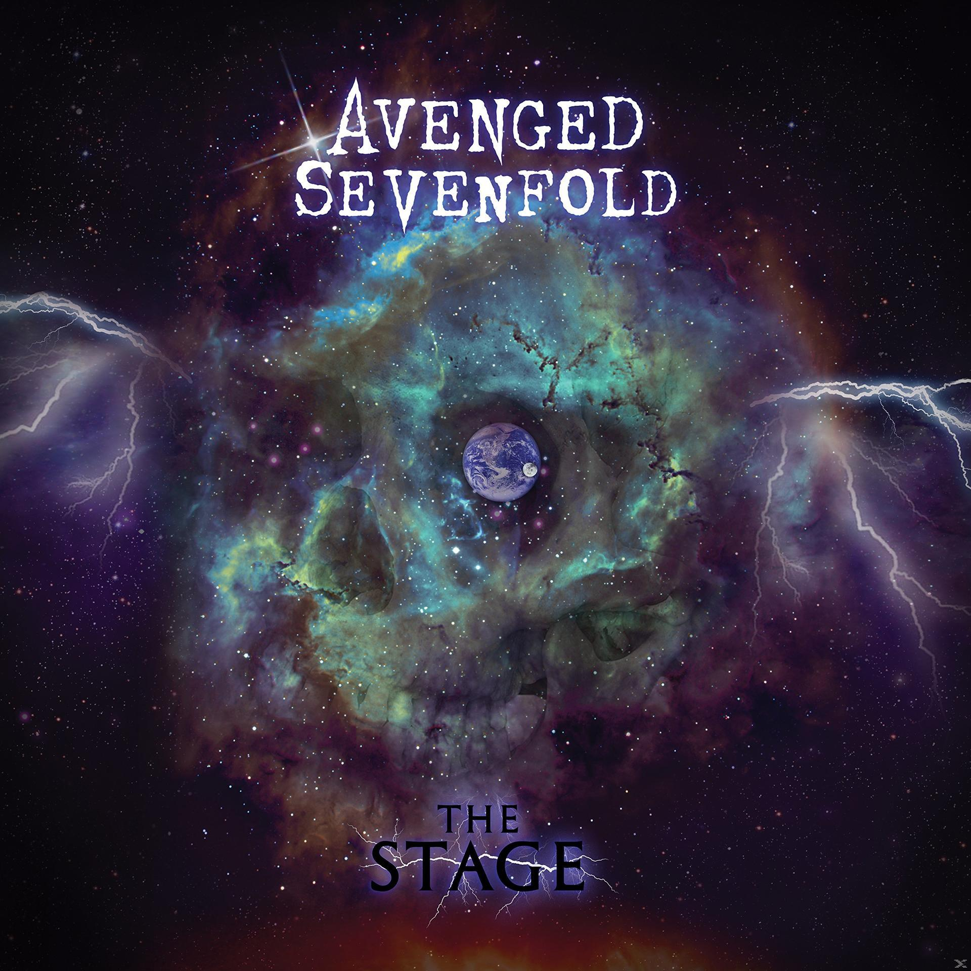 Album borító: Űrjelenet koponya alakú köddel. Cím: AVENGED SEVENFOLD THE STAGE, fehér szöveg, sötét háttér.