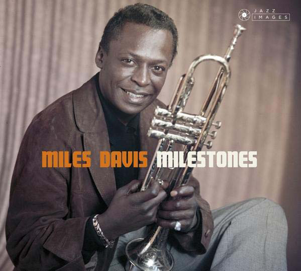 Albumcover: Miles Davis mit Trompete. Titel: Milestones. In einem Studio mit warmem Hintergrund.