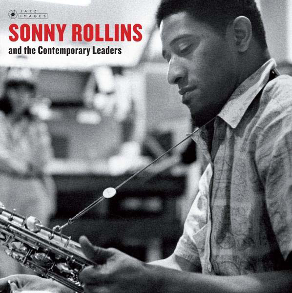 Sonny Rollins spielt Saxophon. Schwarz-Weiß-Bild. Der Titel 'Sonny Rollins' ist sichtbar.