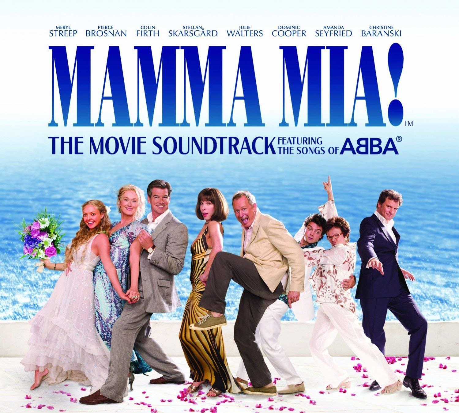 Menschengruppe in einer blauen Meereslandschaft, mit dem Titel 'Mamma Mia!'