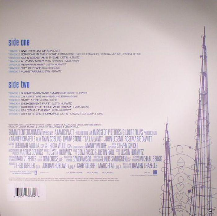 Egy CD hátlapja számlistával, előadói adatokkal és geometriai vonalakból álló háttérrel.
