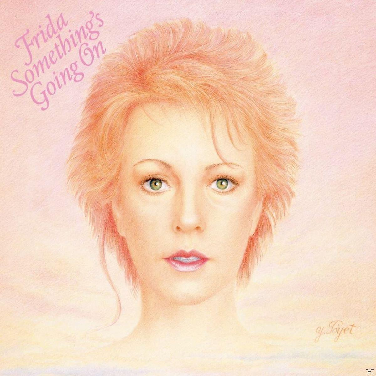Vörös hajú, zöld szemű nő portréja. A szöveg "Frida Something's Going On" rózsaszínnel. Lágy pasztell színek.