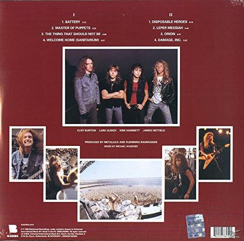 Vinil lemez hátlapja számlistával, zenekari fotókkal és koncertképekkel. Piros háttér.