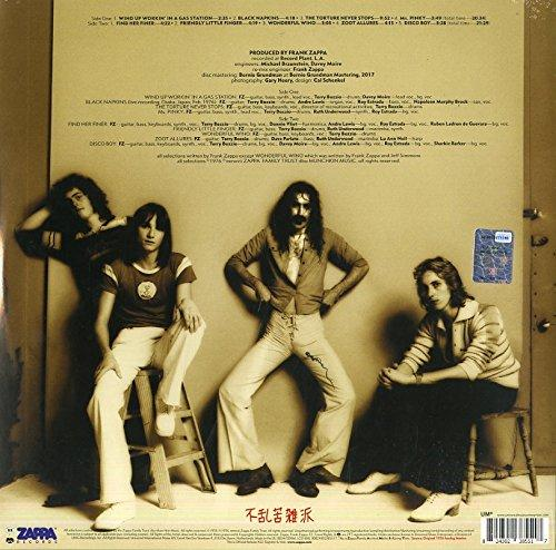 Album borító egy pózoló zenekarral. Egy zsámolyon ül, egy kis létrán, kettő pedig áll. Mindannyian régi ruhákban vannak.