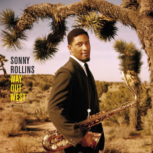 Sonny Rollins mit Saxophon in der Wüstenlandschaft. Album mit dem Titel 'Way Out West'.