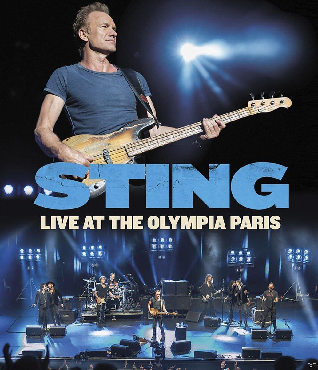 Sting a színpadon basszusgitározik, reflektorokkal megvilágítva. A párizsi Olympia logója látható.