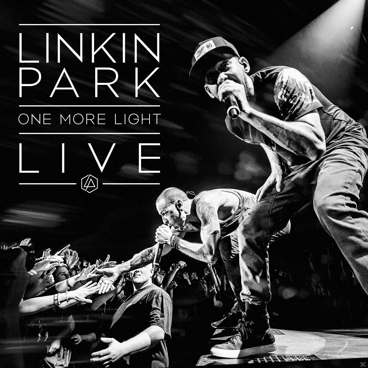 Linkin Park élő koncertfotója, fekete-fehérben. Énekesek a színpadon, tömeg az előtérben.