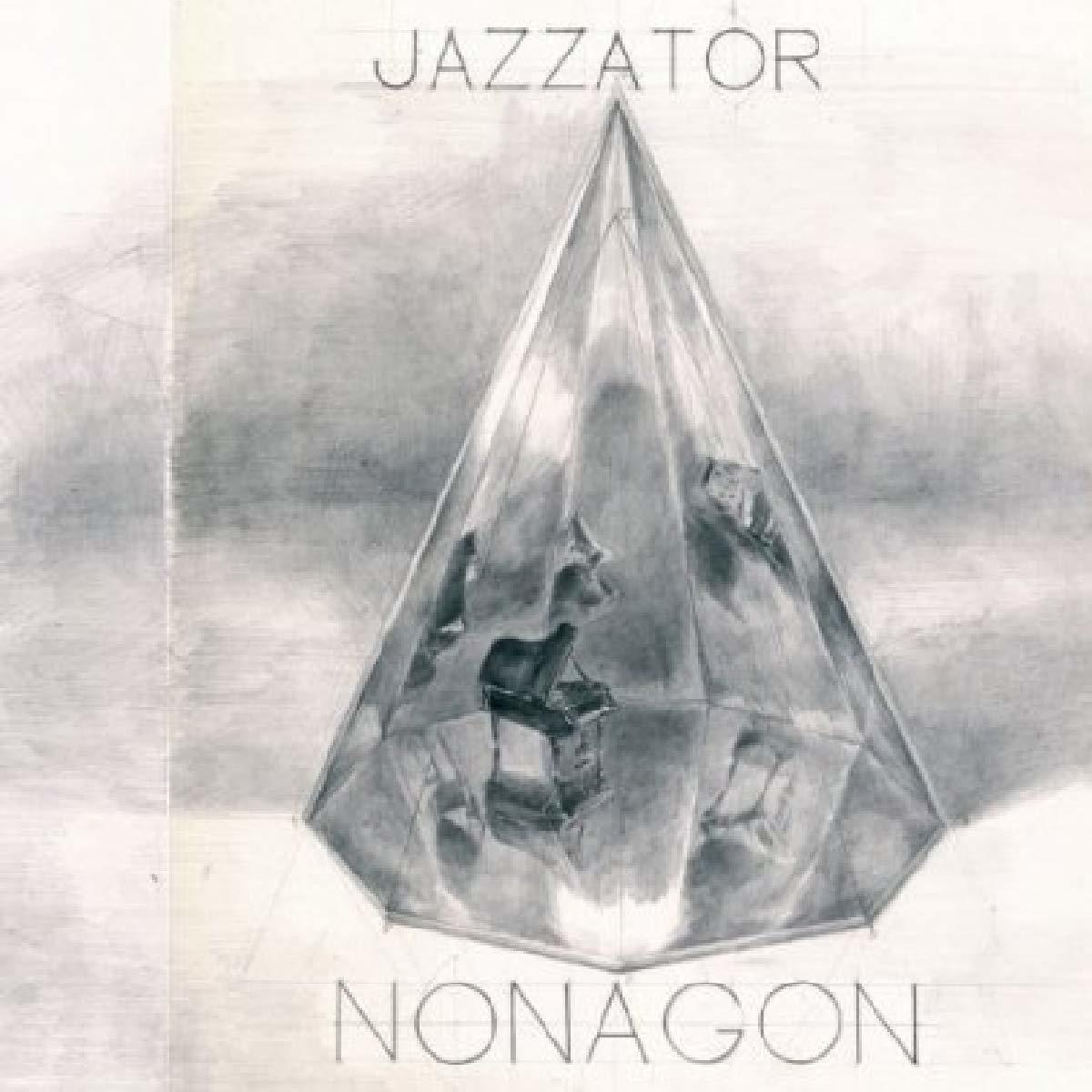 Kunstwerk einer rautenförmigen Struktur mit einem Klavier im Inneren. Der Titel lautet JAZZATOR NONAGON. Schwarz und Weiß.