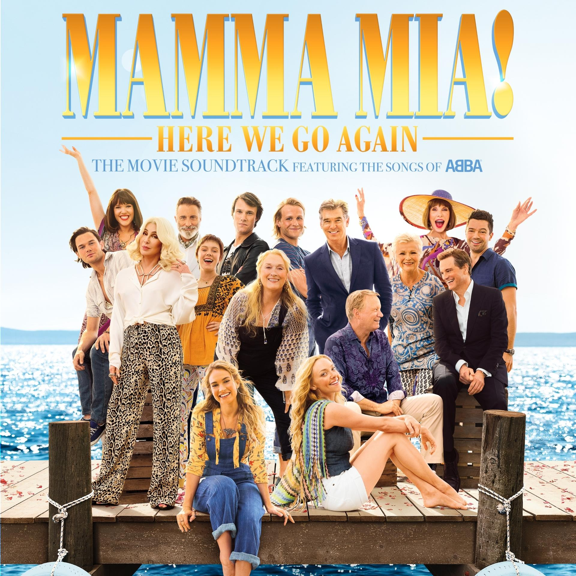 Album borító: Emberek csoportja a mólón. A 'Mamma Mia! Here We Go Again' a cím.