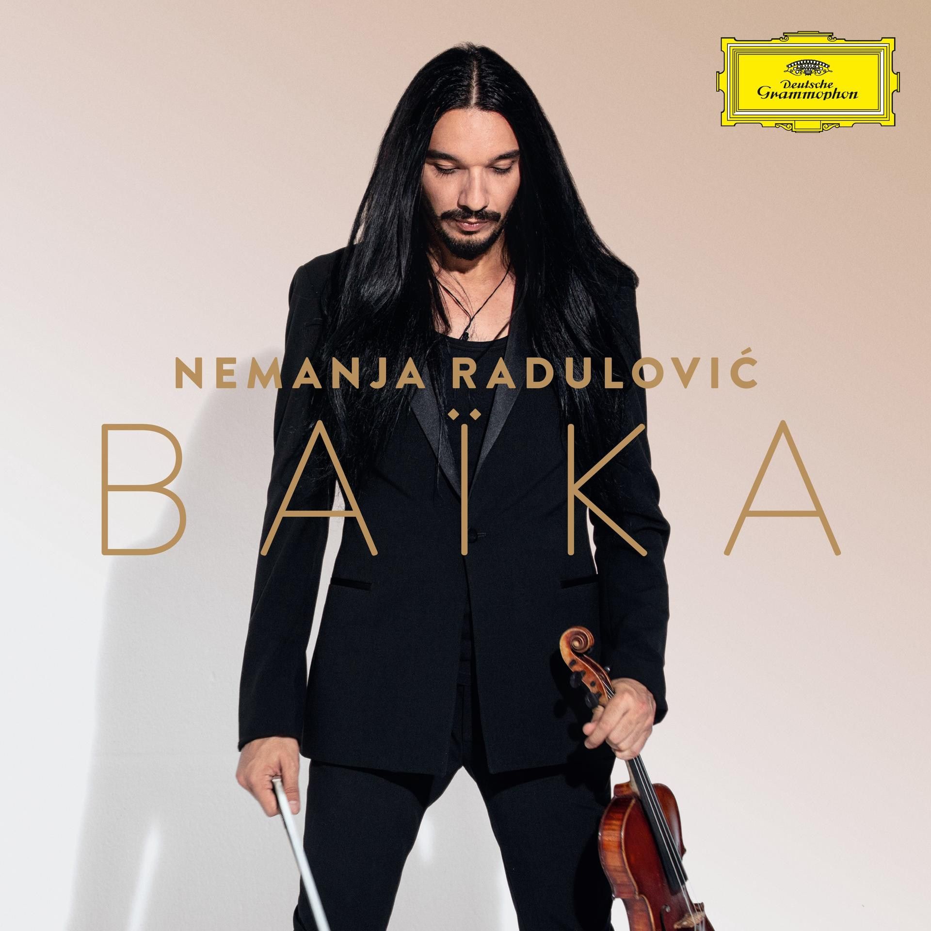 Albumcover: Ein Mann mit langen schwarzen Haaren, der eine Geige hält. Beiger Hintergrund. Text 'Baïka'.