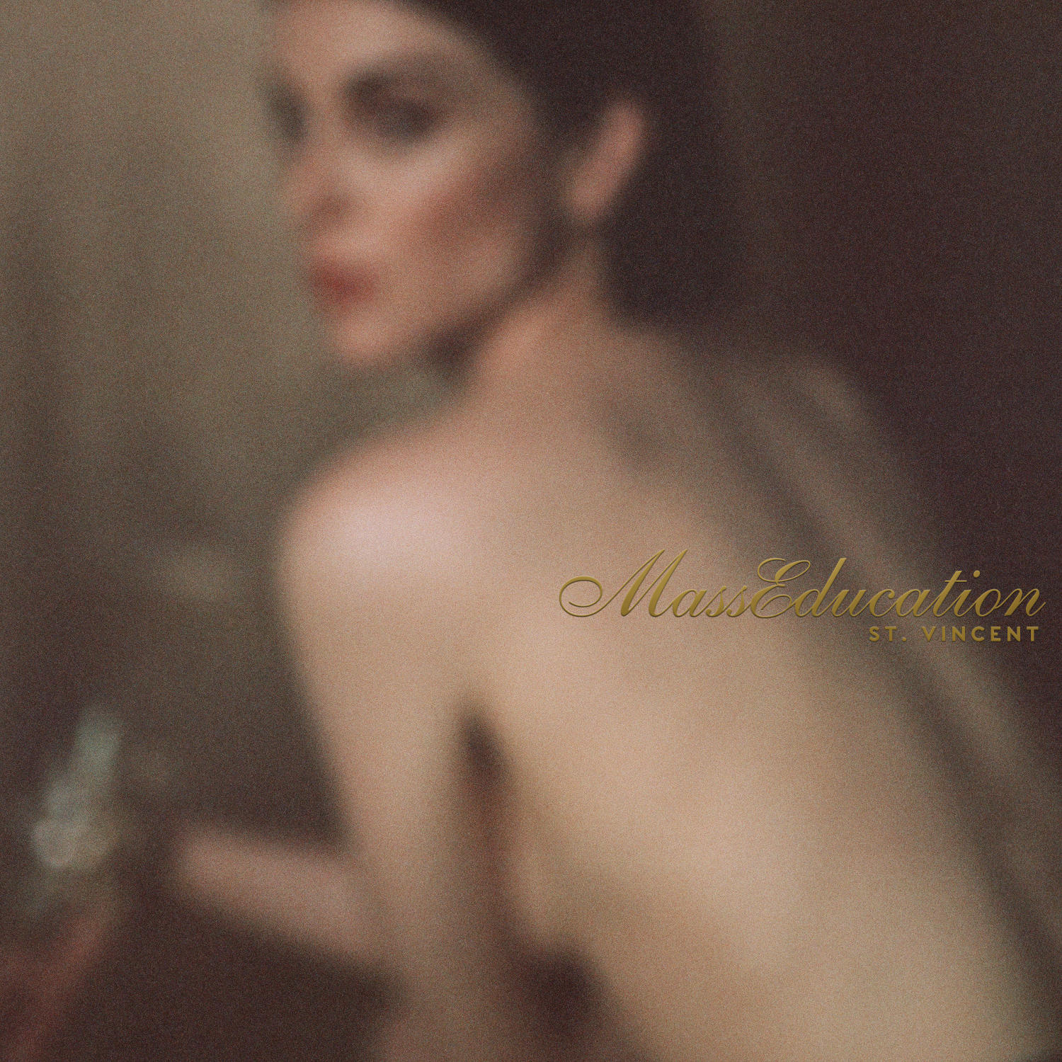 Albumcover: Frau im Weichzeichner mit Text auf dem Rücken. Warmes Farbschema mit weicher Beleuchtung.