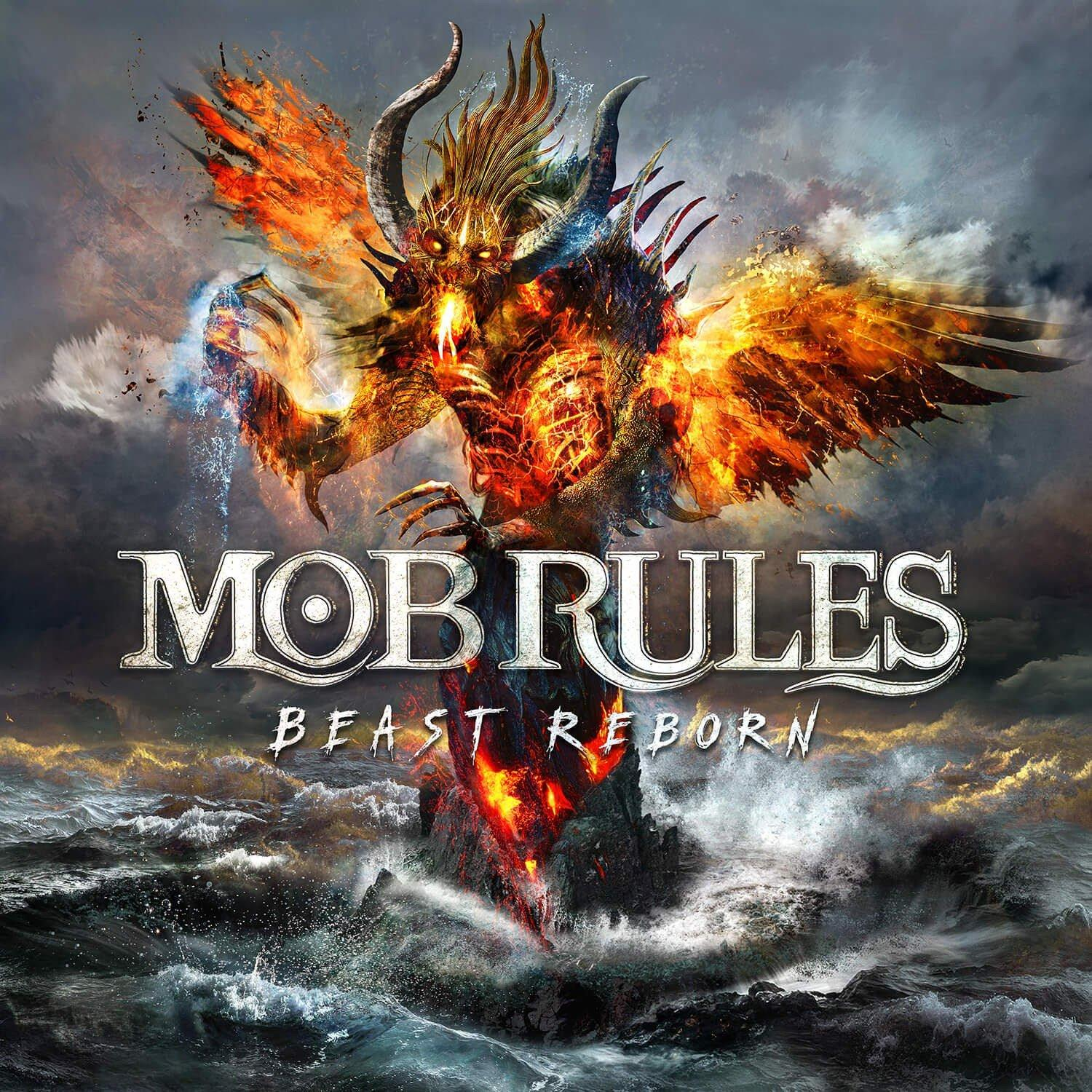 Egy tüzes démon szarvakkal és szárnyakkal emelkedik ki a tengerből. A "MOB RULES BEAST REBORN" felirat látható.