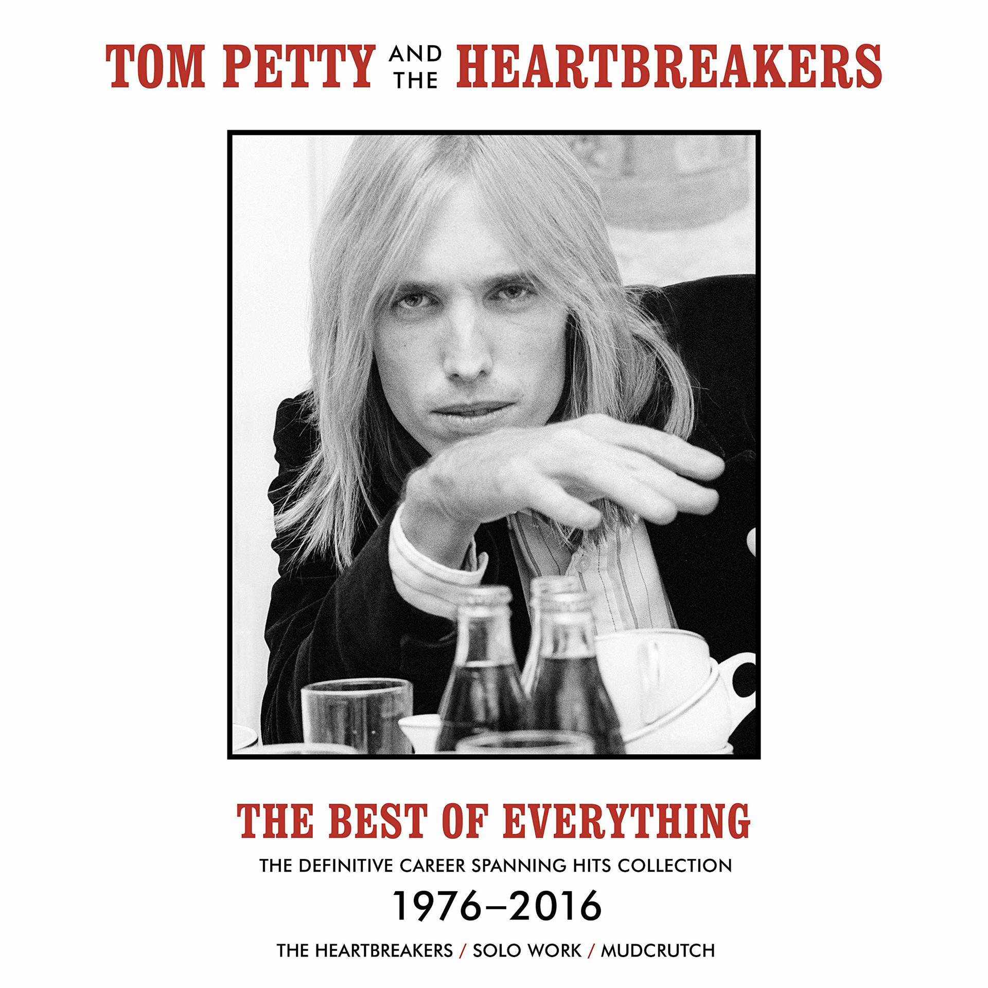 Albumcover von Tom Petty. Schwarzweißfoto von Tom Petty mit Flaschen.