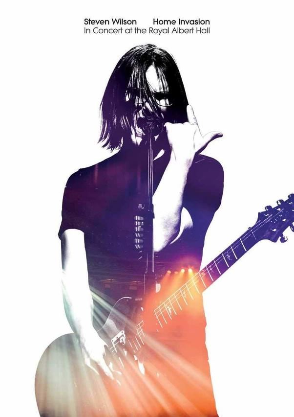 Koncertplakát Steven Wilson-tól. Férfi gitárral énekel, színpadi fények, Home Invasion felirattal.