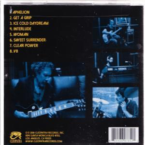 Albumhoes met een band, een studio met instrumenten en een tracklist.