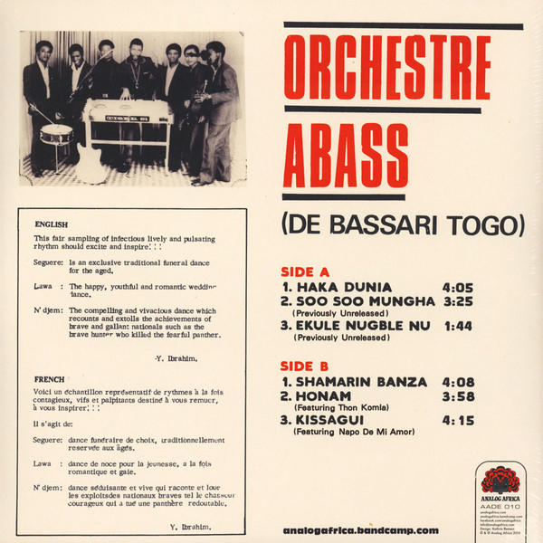 Albumcover mit Text und einem Schwarz-Weiß-Bild von Musikern. Der Text ist auf Englisch und Französisch.