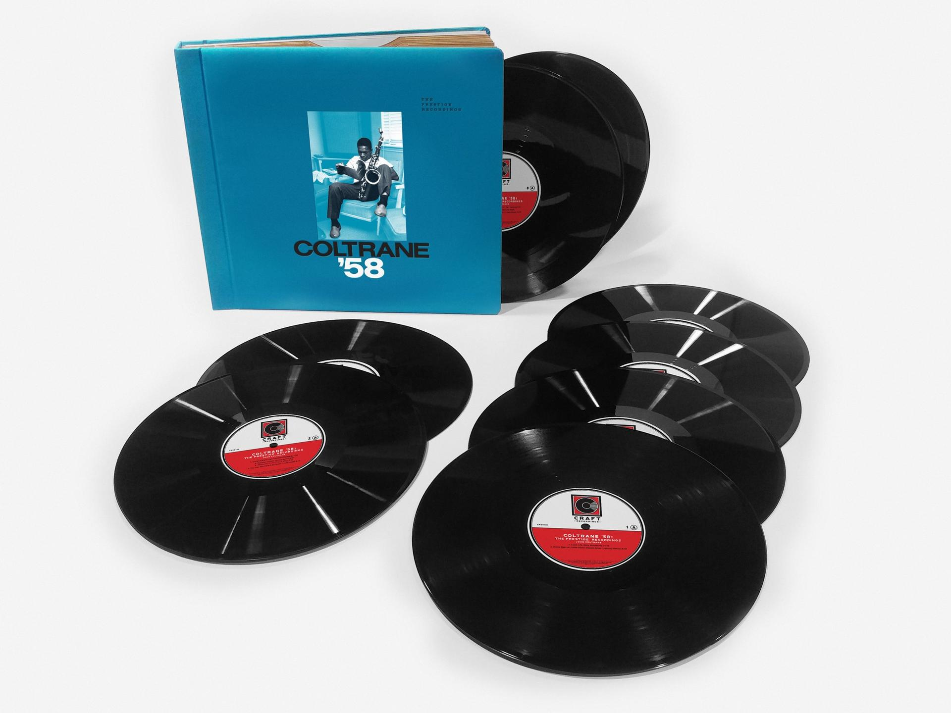 Album-Box-Set von Coltrane '58. Die Box enthält mehrere schwarze Vinyl-Schallplatten und ein blaues Buch mit einem Bild.