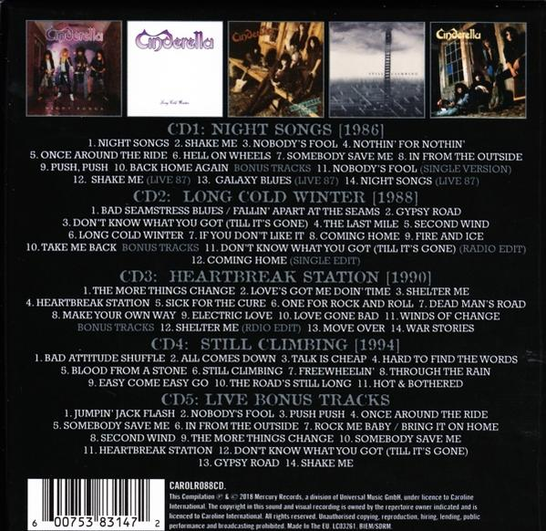 CD borító számlistával. Sötét háttér zenekari fotókkal. Több CD. Válogatás album.